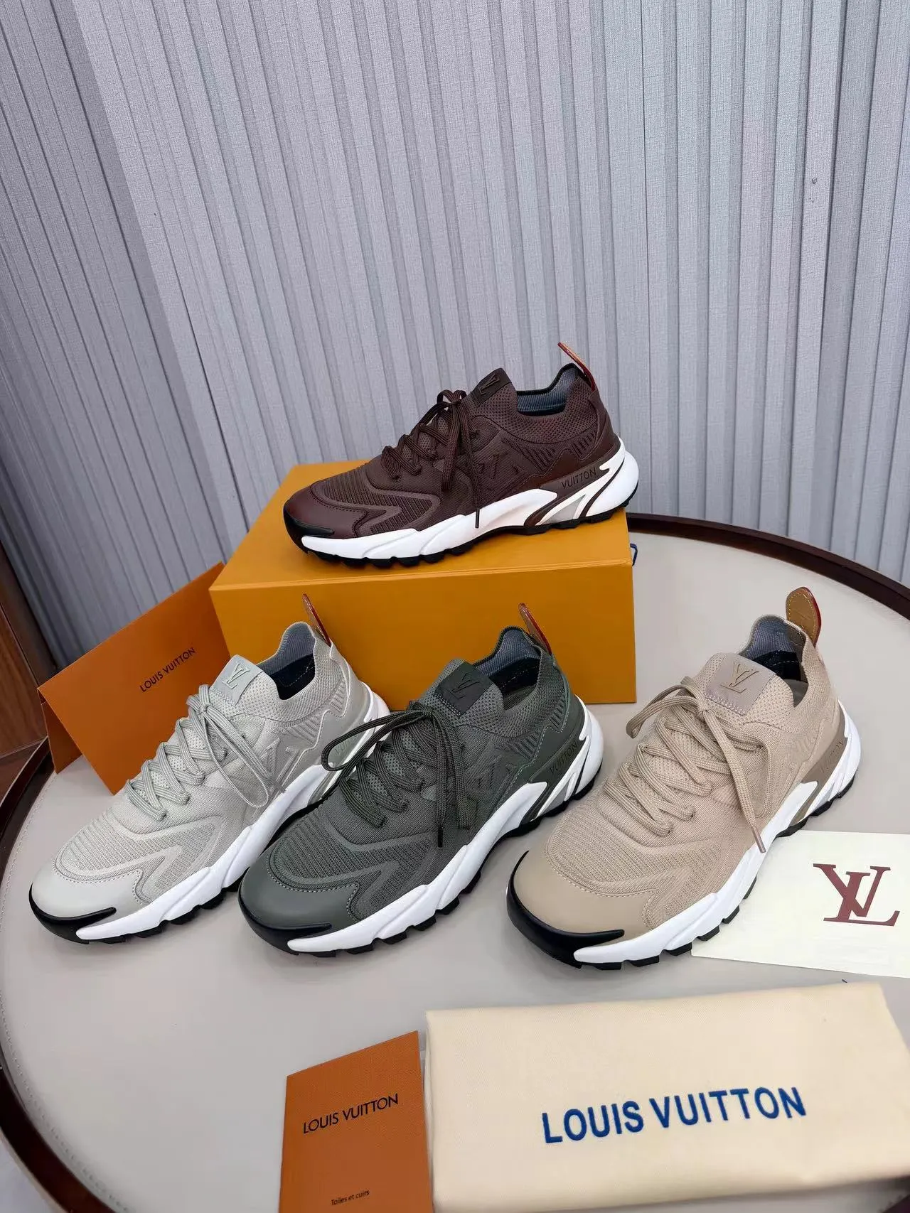 Men's men's shoes P640! Top version LV Louis Vuitton L Jialu brand Runner Tatic series thick-soled casual sports shoes running shoes original purchase development and production This LV Runner Tatic sports shoe combines fly woven fabric material to interpret the inspiration of traditional mountaineering shoes. The LV letters are written on one side, the Louis Vuitton logo, and the light and wear-resistant rubber outsole complete the whole package. The delivery counter is exquisitely packaged🛍📦 ▪️Fabrics: Original imported custom fly-knit fabric ▪️Inner lining: Original custom-made breathable mesh ▪️Sole: Original molded anti-slip rubber combination material ▪️Sole thickness: 4CM ▪️Size: Men's 39-45